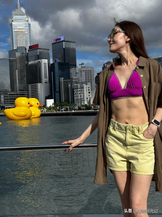 李嘉欣海边热裤露臀照,53岁秀性感好身材,网友:这身材,绝了!