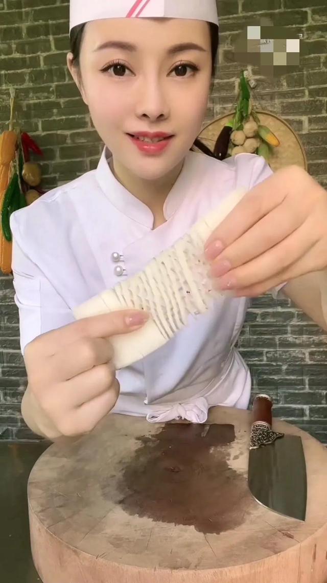 美女厨师,不靠颜值靠手艺,喜欢的粉丝点赞