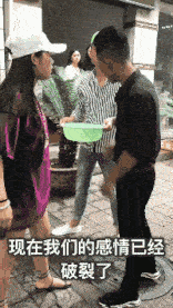 妹子真大胆,这样的纹身都敢露出来,我在她身后都替她感到尴尬