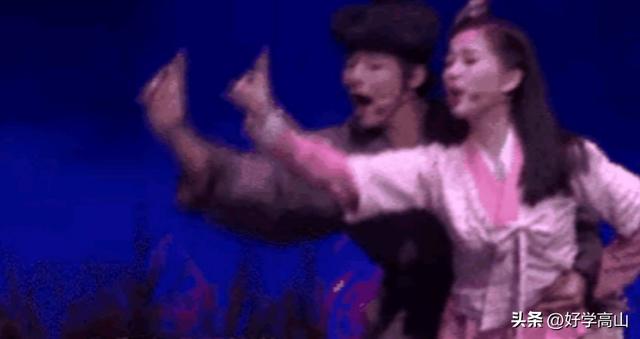 强吻、摸胸、掀裙底,这些男星究竟是真敬业,还是借机揩油?