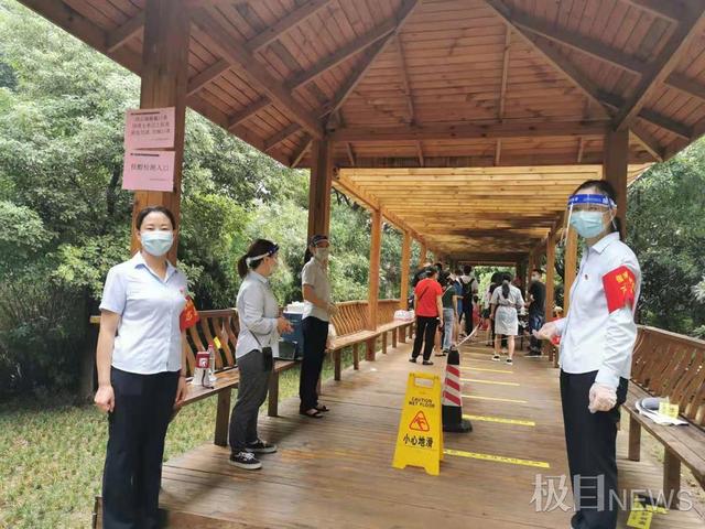 党员行动下沉社区丨深夜受命协助核酸检测,他们的银行制服成小区靓丽风景