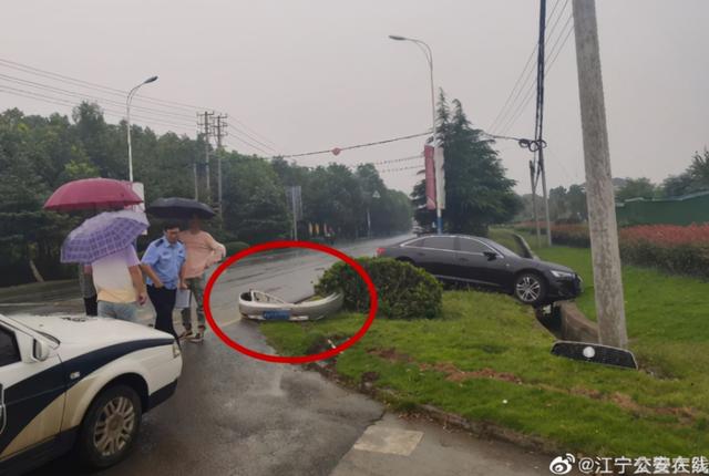 过分!美女老师竟然脚踩奔驰炫富?