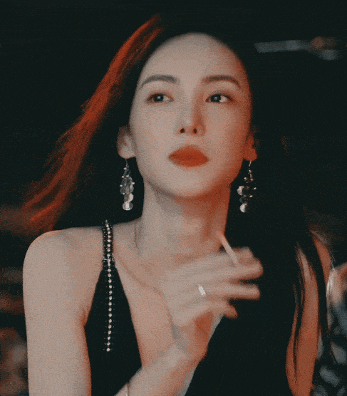 最美女荷官!金晨穿深V长裙小口抽烟纯欲感十足