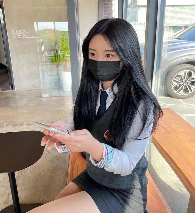 高校制服正妹年纪轻轻发育好好,自拍时的曲线太撩人