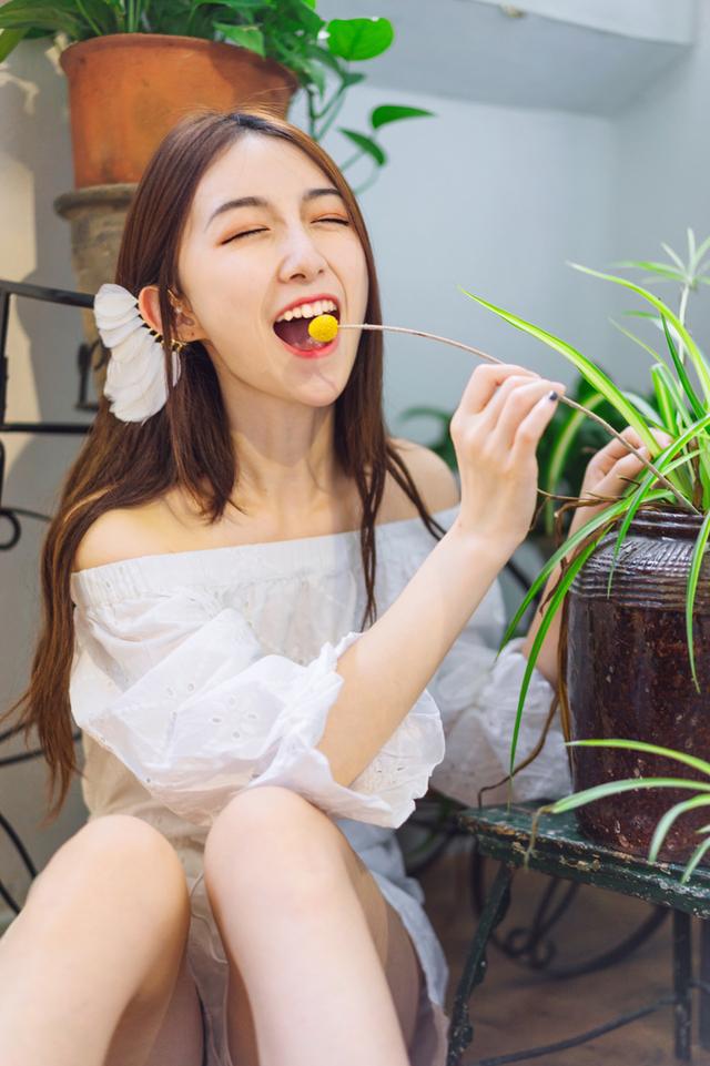 女神妹妹光着脚丫拍写真,网友:我恋爱了