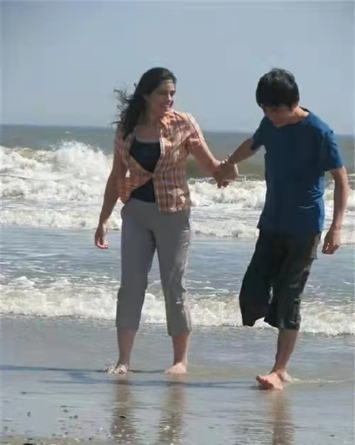 河南穷保安,竟让美国年轻女硕士疯狂倒追,13年过去现状如何