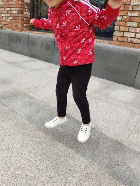 张梓琳带4岁女儿逛街,胖妹身高太吓人,直逼妈妈腰部长腿惹人羡