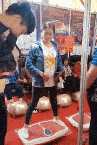 妹子真大胆,这样的纹身都敢露出来,我在她身后都替她感到尴尬
