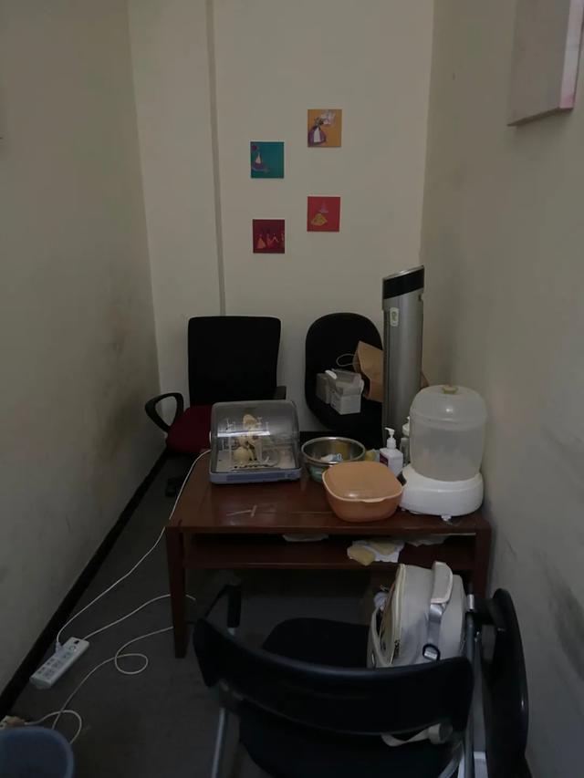 “背奶妈妈”的隐秘战争:在废弃厕所里吸奶,担心被人误入