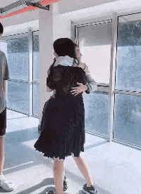 周冬雨脱了!上半身全裸“手也不遮”,破尺度大片引热议