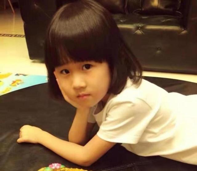 陆毅女儿贝尔近照惊艳,腿又长又细,身高直逼180cm