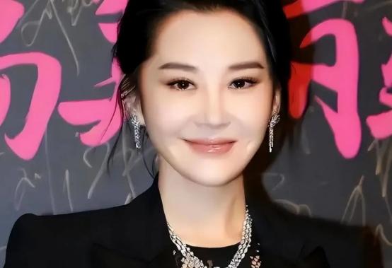 李小冉的胸,闫妮的腿,殷桃的腰,这6位中年女星性感起来迷死人