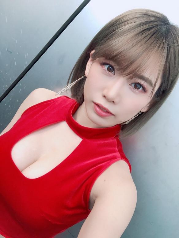丰满车灯夺人眼球!日本正妹偶像 奥津マリリ 美照赏