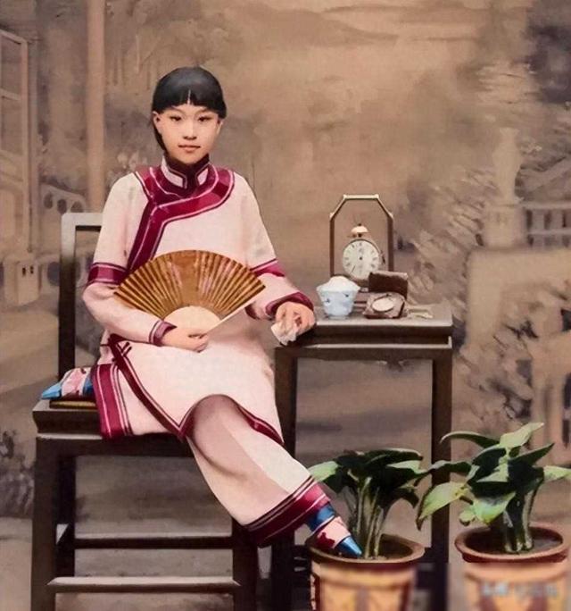晚清悲惨女子老照片:窑姐坐洋军官怀里被摸胸,洋人当街欺辱妇女