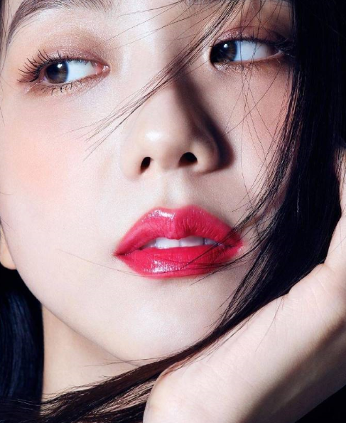 Blackpink金智秀曝三月时尚大片,烟熏妆果冻唇,又欲又霸气