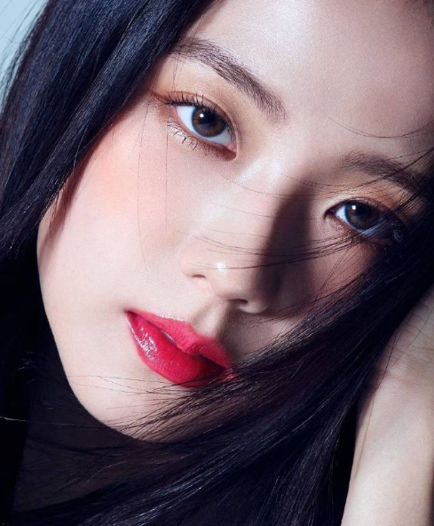 Blackpink金智秀曝三月时尚大片,烟熏妆果冻唇,又欲又霸气