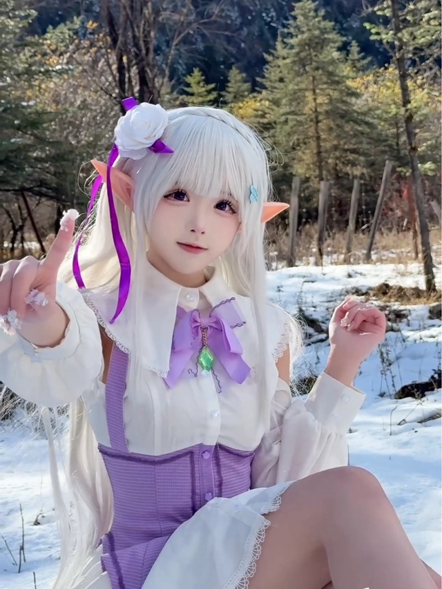 美女coser,雪地里光着大长腿,为了出片不要命啦!没苦硬吃?