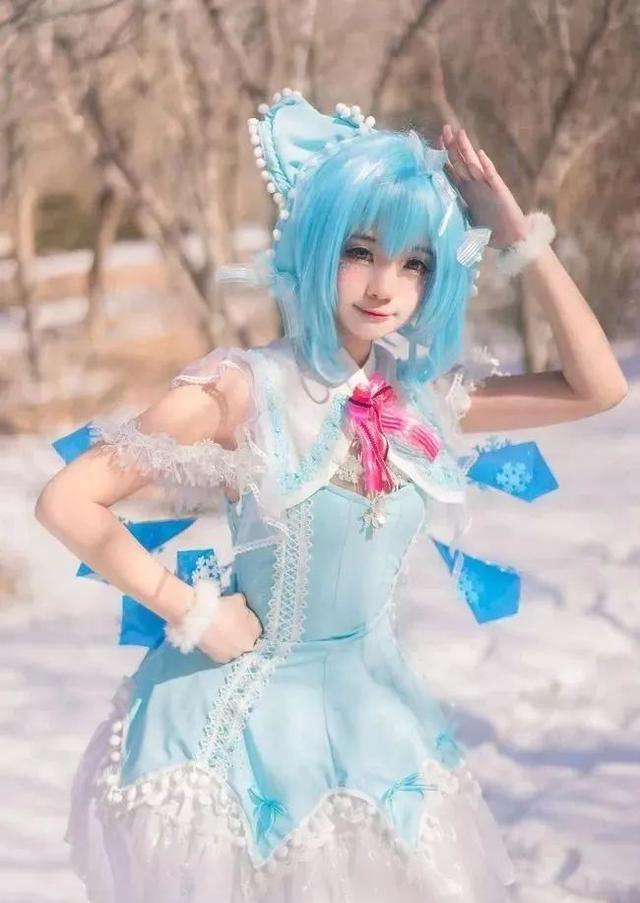 美女coser,雪地里光着大长腿,为了出片不要命啦!没苦硬吃?