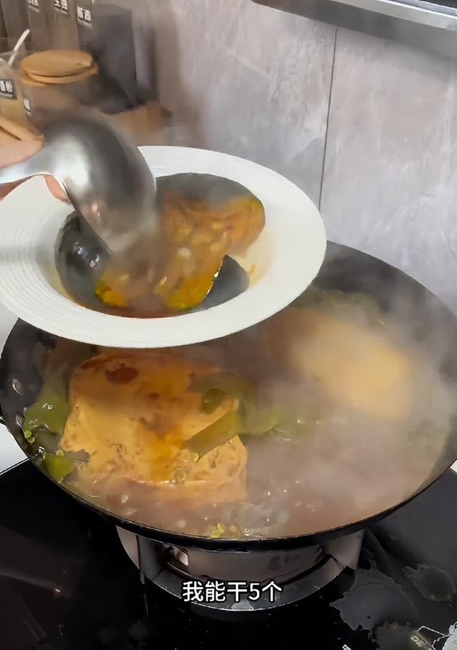 女子花36块一锅做了10个热菜,土豆整块炖,奶奶看完皱眉直拍大腿