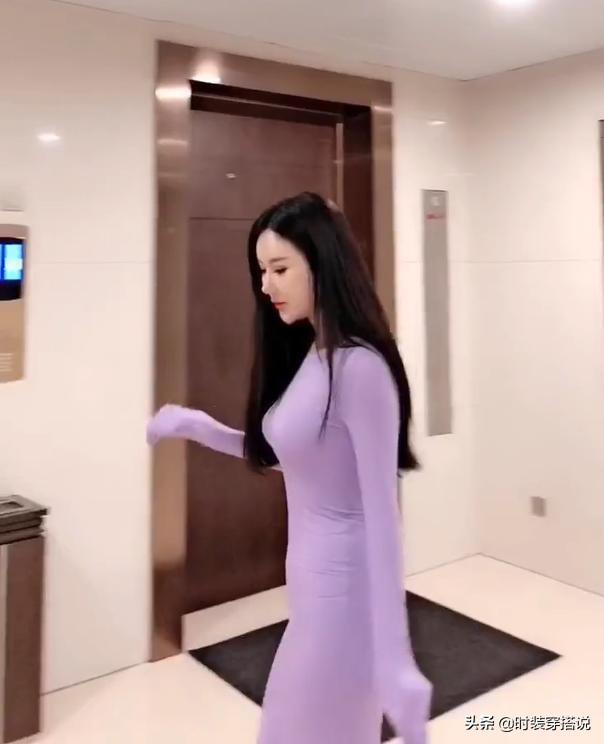 街拍小姐姐:城市美女白皙有范,美得让人怦然心动