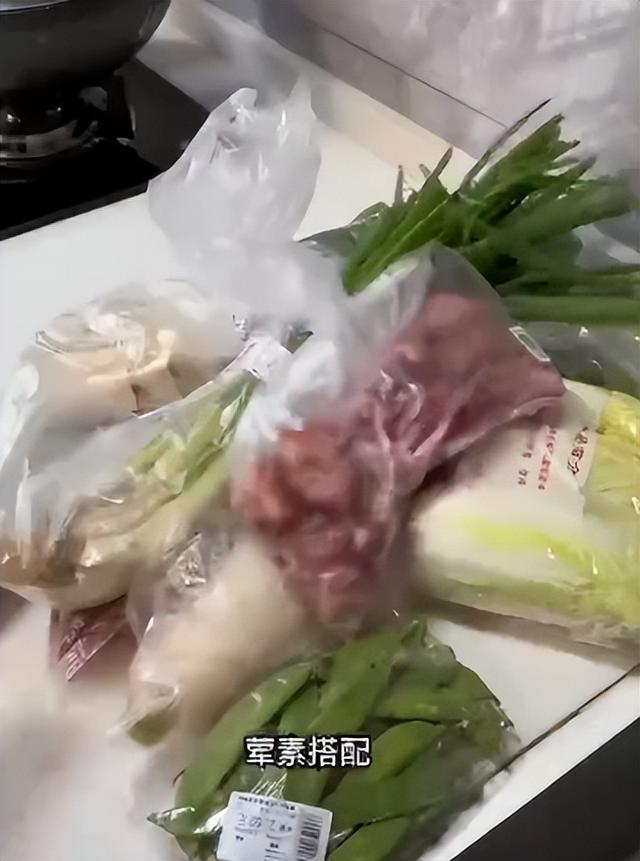 女子花36块一锅做了10个热菜,土豆整块炖,奶奶看完皱眉直拍大腿