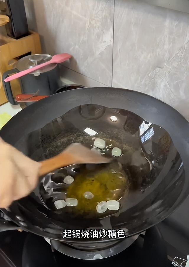 女子花36块一锅做了10个热菜,土豆整块炖,奶奶看完皱眉直拍大腿