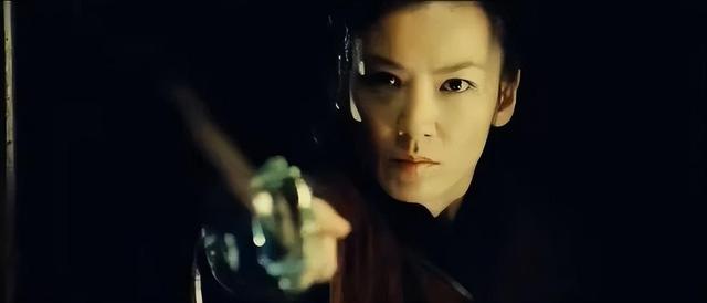 42 岁美少女,曾拍“三级片”,性感不输柳岩