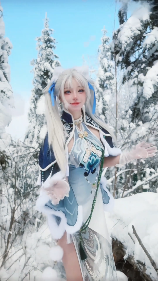 美女coser,雪地里光着大长腿,为了出片不要命啦!没苦硬吃?