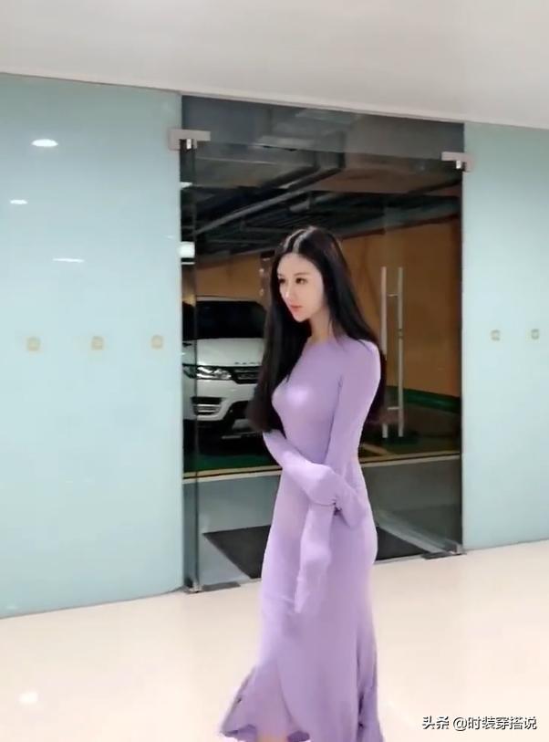 街拍小姐姐:城市美女白皙有范,美得让人怦然心动
