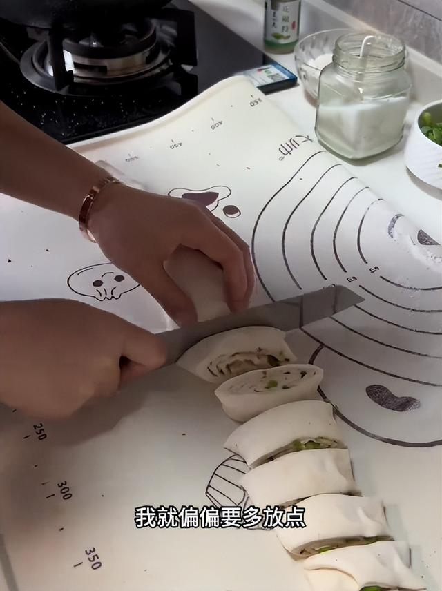 女子花36块一锅做了10个热菜,土豆整块炖,奶奶看完皱眉直拍大腿