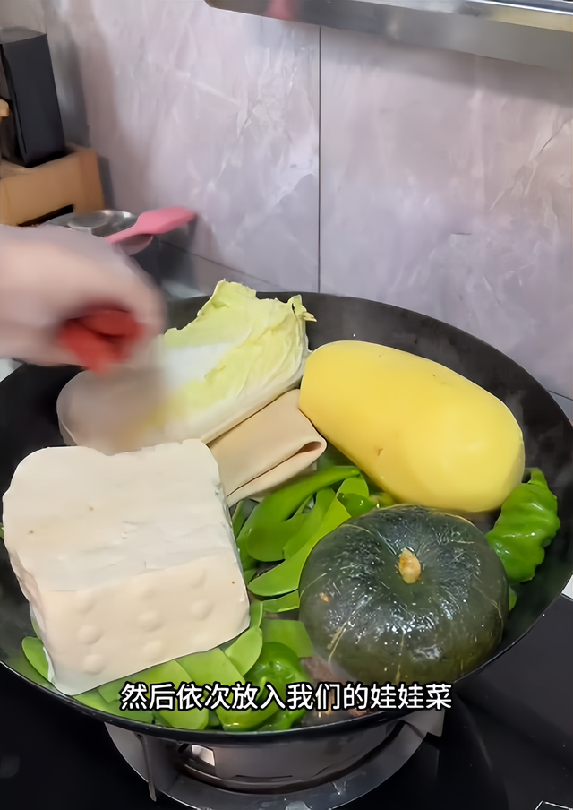 女子花36块一锅做了10个热菜,土豆整块炖,奶奶看完皱眉直拍大腿