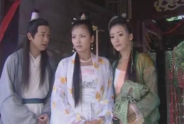 白娘子变成人形,鞠婧祎穿了衣服,黄圣依身披鳞片,只有她最贴近