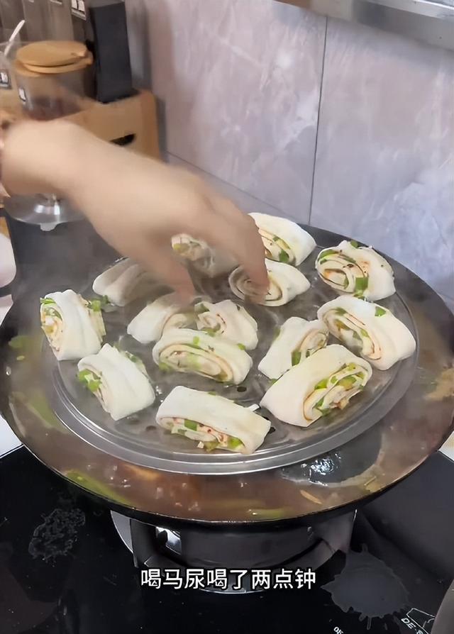 女子花36块一锅做了10个热菜,土豆整块炖,奶奶看完皱眉直拍大腿
