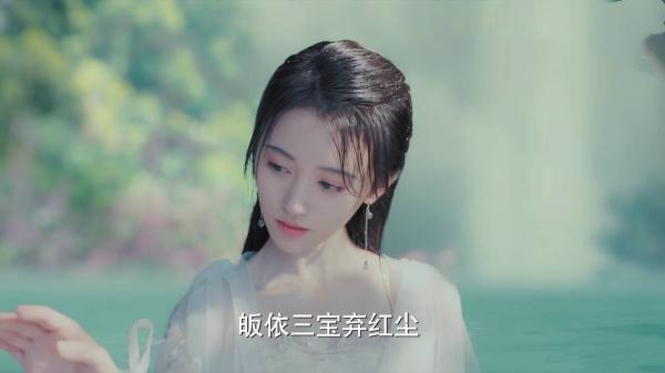 白娘子变成人形,鞠婧祎穿了衣服,黄圣依身披鳞片,只有她最贴近