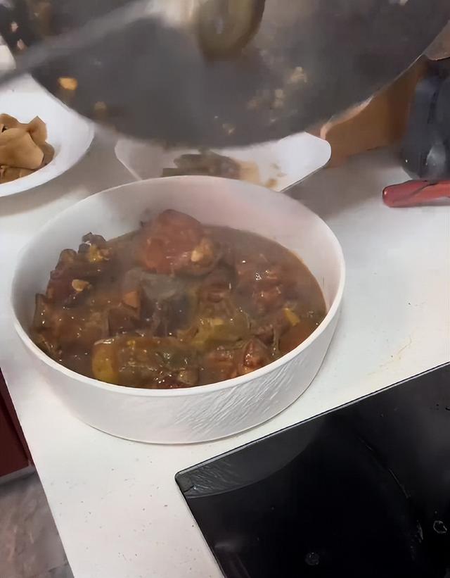 女子花36块一锅做了10个热菜,土豆整块炖,奶奶看完皱眉直拍大腿