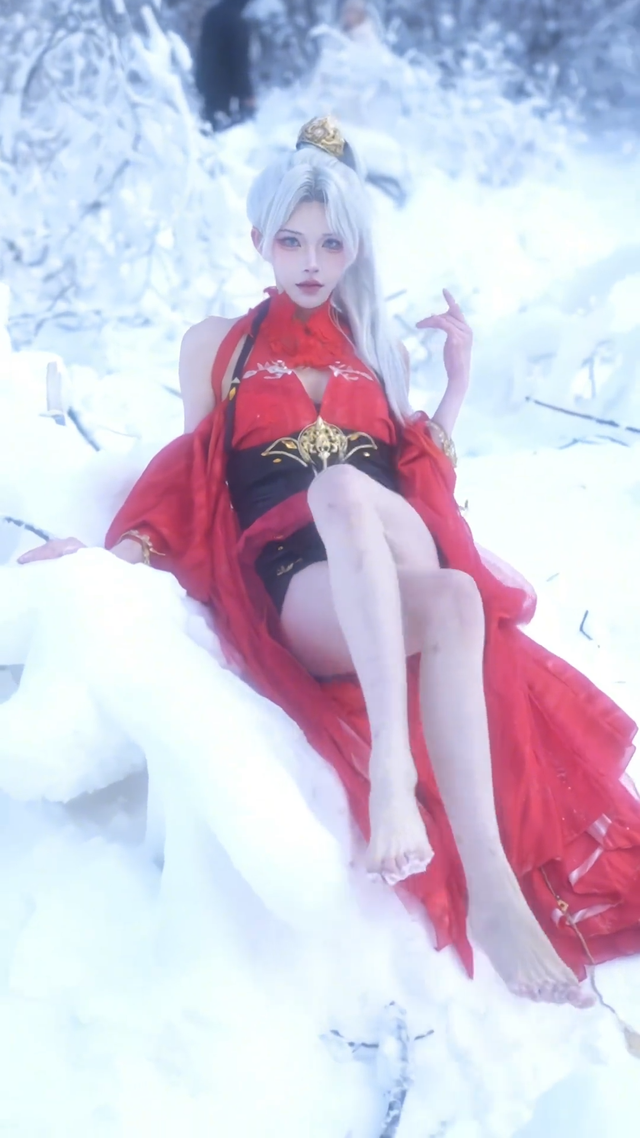 美女coser,雪地里光着大长腿,为了出片不要命啦!没苦硬吃?