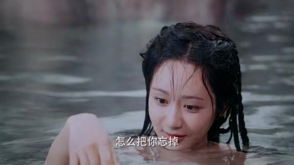 白娘子变成人形,鞠婧祎穿了衣服,黄圣依身披鳞片,只有她最贴近