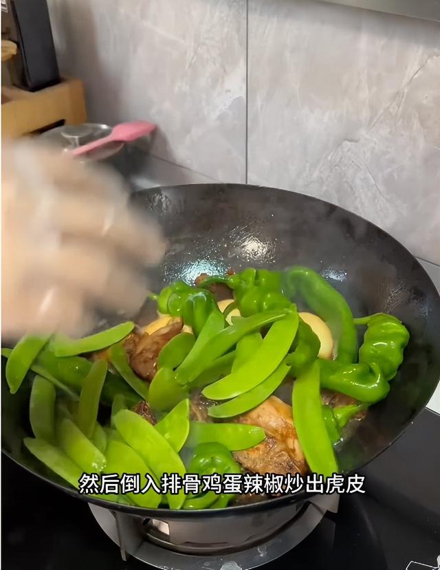 女子花36块一锅做了10个热菜,土豆整块炖,奶奶看完皱眉直拍大腿