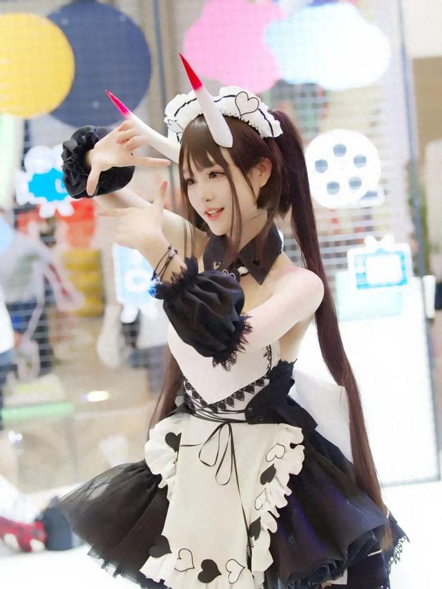 美女coser,雪地里光着大长腿,为了出片不要命啦!没苦硬吃?