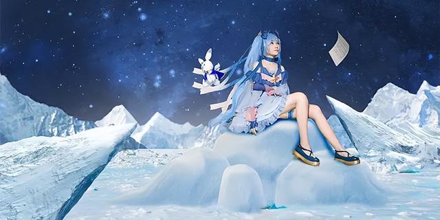 美女coser,雪地里光着大长腿,为了出片不要命啦!没苦硬吃?