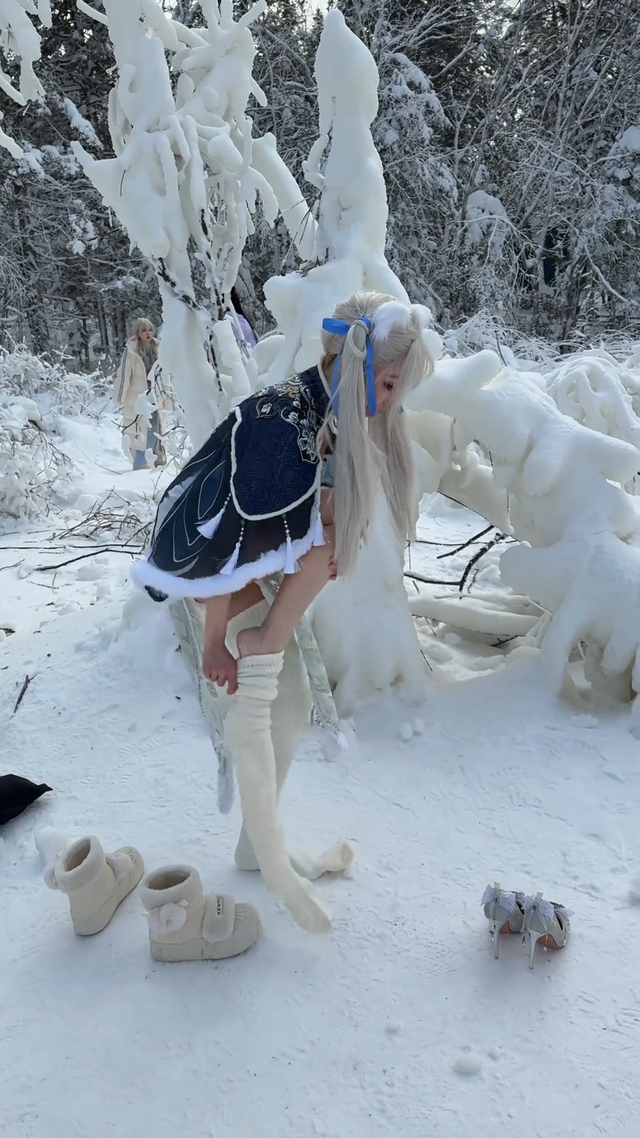 美女coser,雪地里光着大长腿,为了出片不要命啦!没苦硬吃?