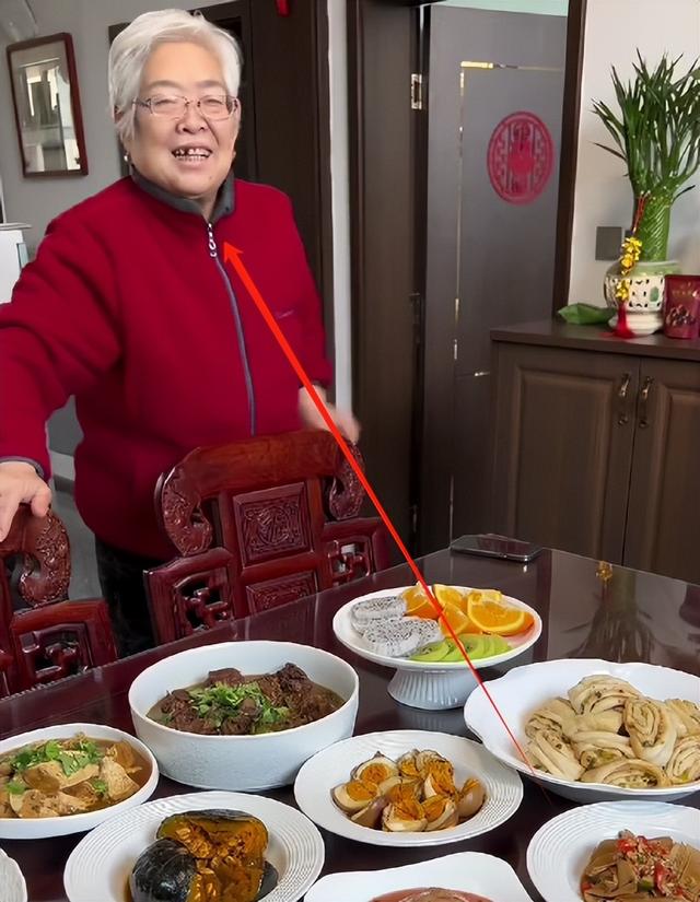 女子花36块一锅做了10个热菜,土豆整块炖,奶奶看完皱眉直拍大腿