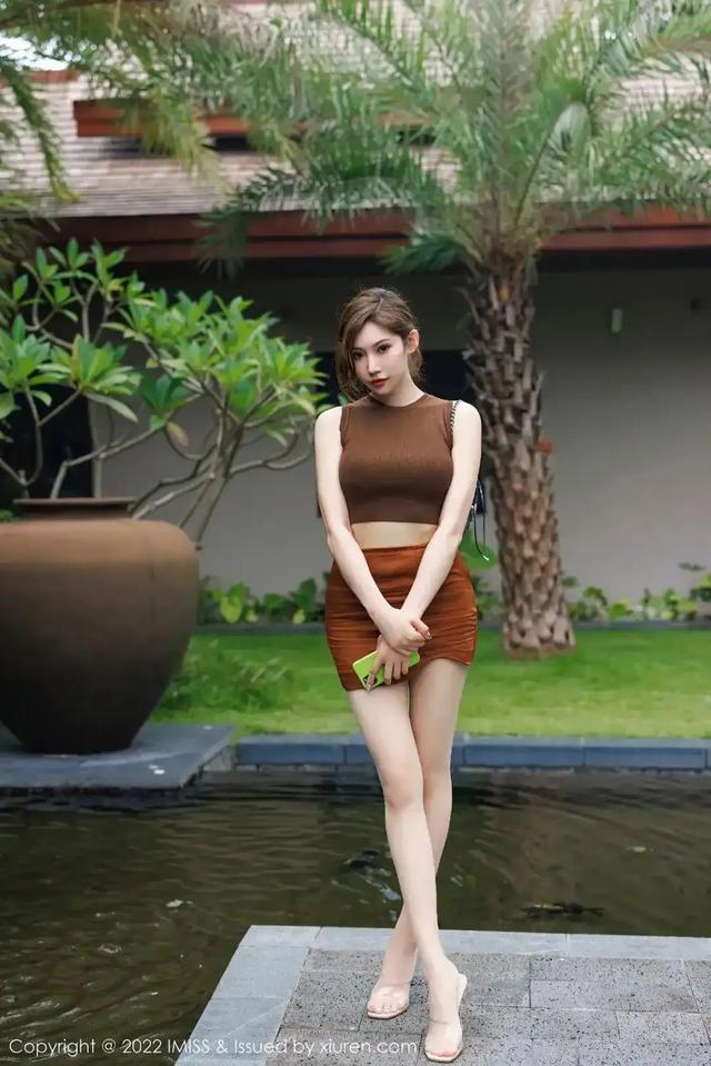 妩媚动人紧身热辣短裤美女小姐姐,摆造型,秀170美腿