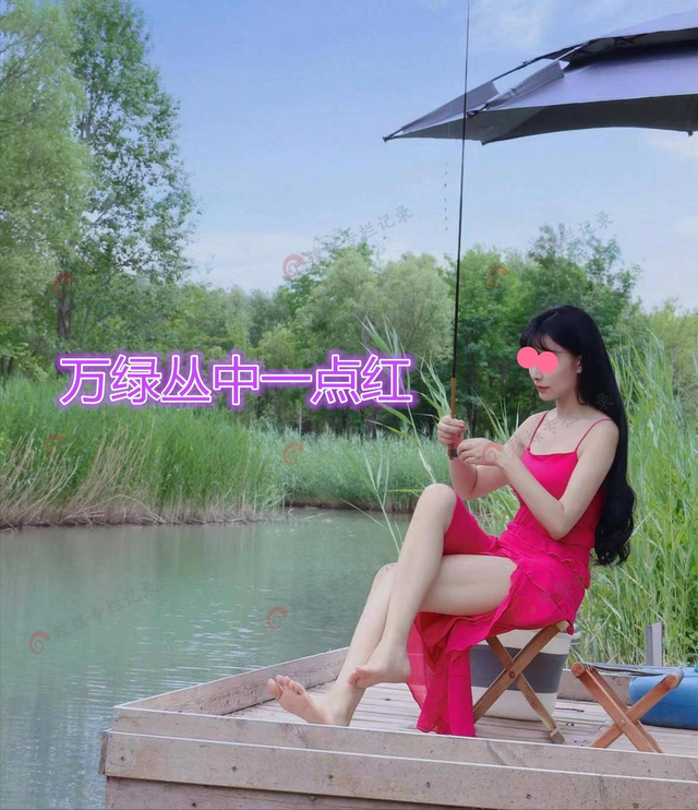浙江一红衣女子河边钓鱼,肤白貌美衣着清爽,网友:真不怕蚊子咬