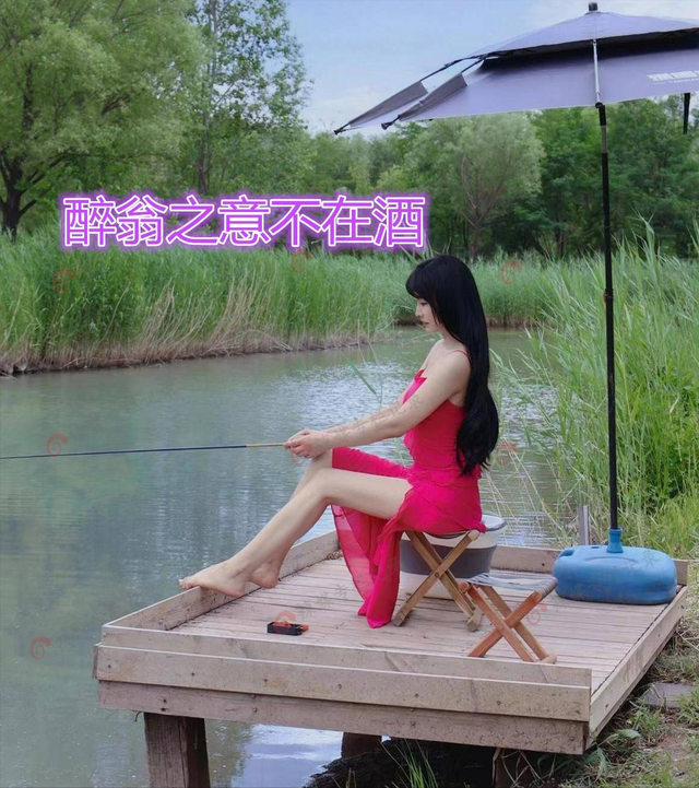 浙江一红衣女子河边钓鱼,肤白貌美衣着清爽,网友:真不怕蚊子咬