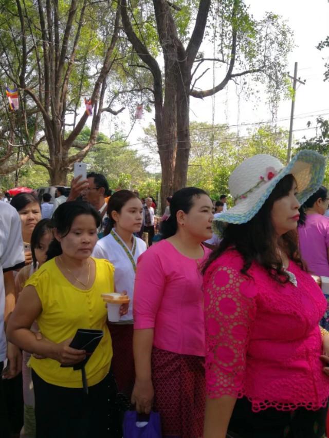 昨天发了一个缅甸毛淡棉第一美女的白骨相片,今天发美女照片。