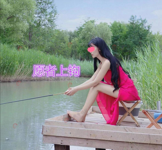 浙江一红衣女子河边钓鱼,肤白貌美衣着清爽,网友:真不怕蚊子咬