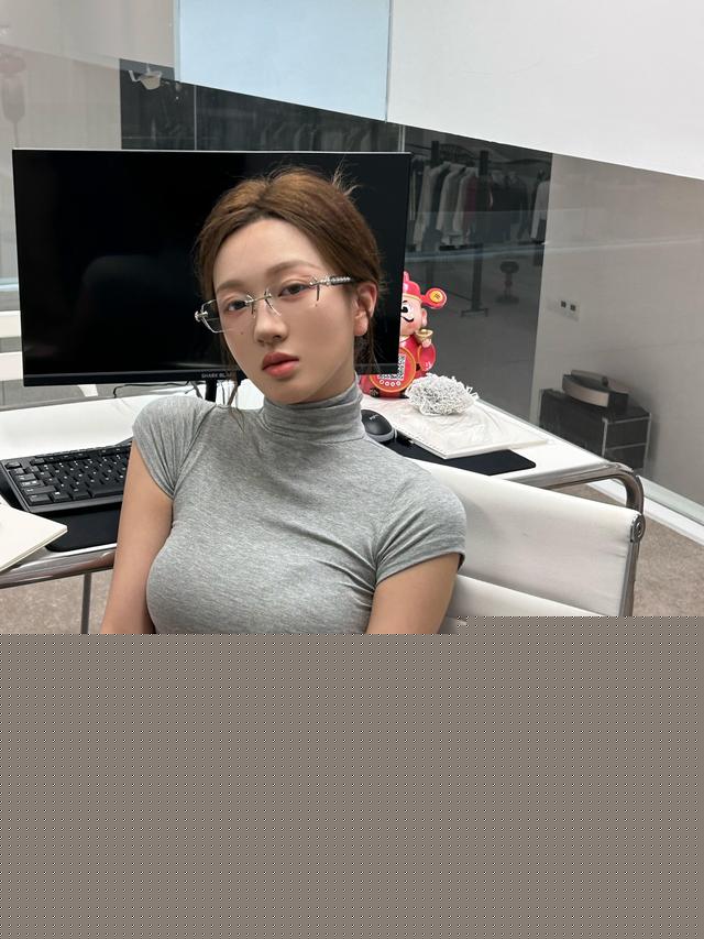 紧身衣长腿美女