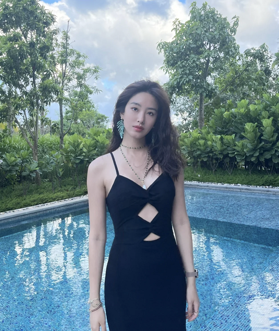 杨采钰罕见晒美照,穿镂空吊带裙大秀身材,柳叶细腰十分性感