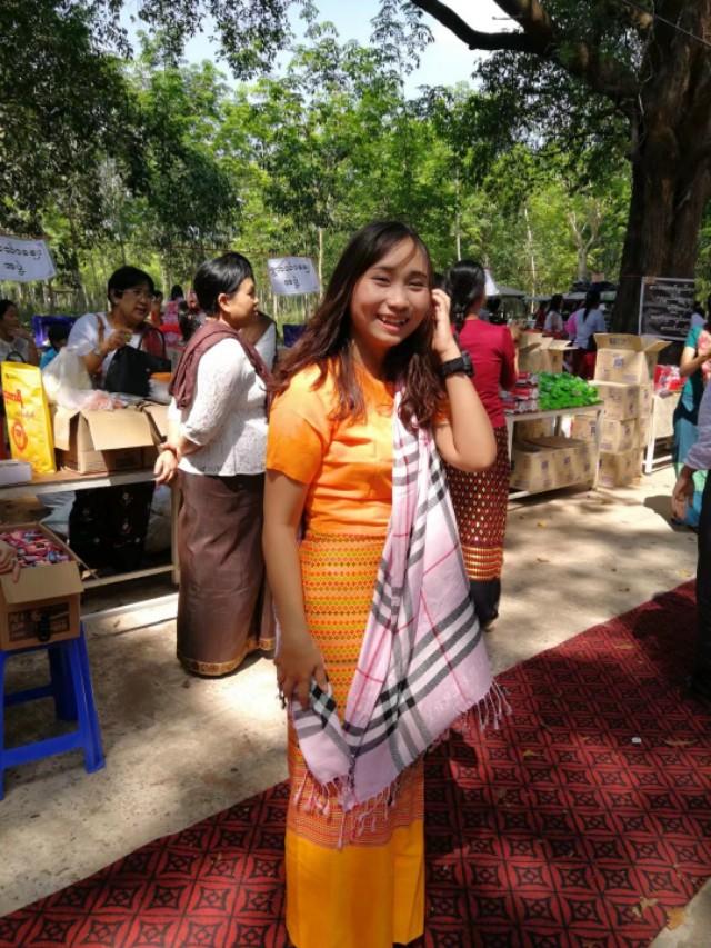 昨天发了一个缅甸毛淡棉第一美女的白骨相片,今天发美女照片。